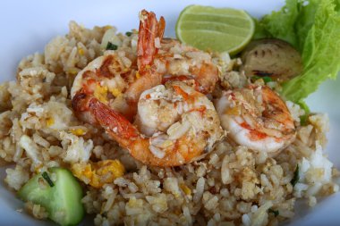 Kızarmış pirinç ve karides.