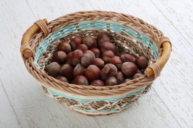 Olgun fındık sepeti