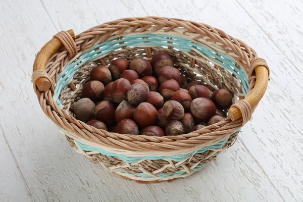 Olgun fındık sepeti