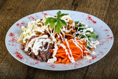 Sığır eti ve sebze salatası