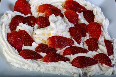 Kremalı taze çilek.