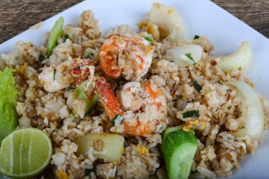 Kızarmış pirinç ve karides.