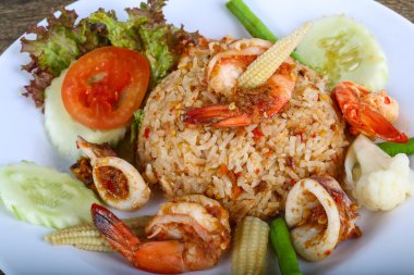 Kızarmış pilav ve deniz ürünleri.