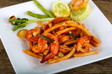 Deniz ürünleri ile baharatlı makarna