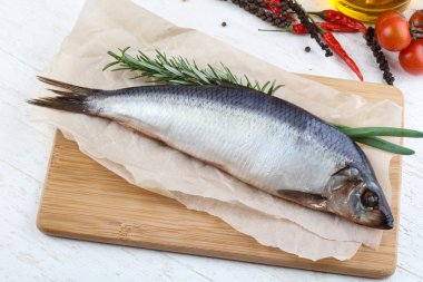 Soğan ve biberiye ile ringa balığı