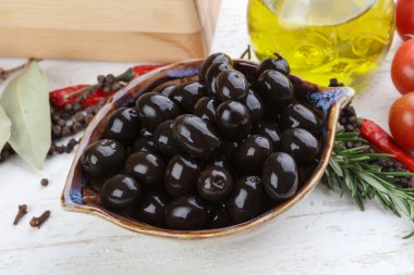 kabın içinde Siyah Zeytin