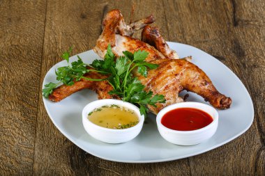 Soslar ile kavrulmuş tavuk