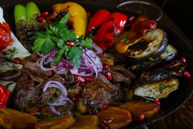 Kızarmış et ve sebze.