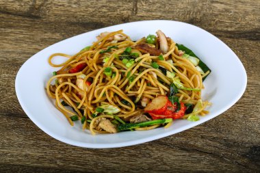 Deniz ürünleri ile Asya makarna