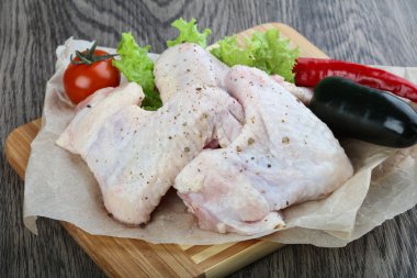 Çiğ tavuk kanadı.