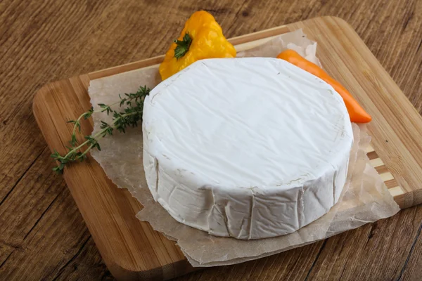 Delicioso queijo camembert — Fotografia de Stock