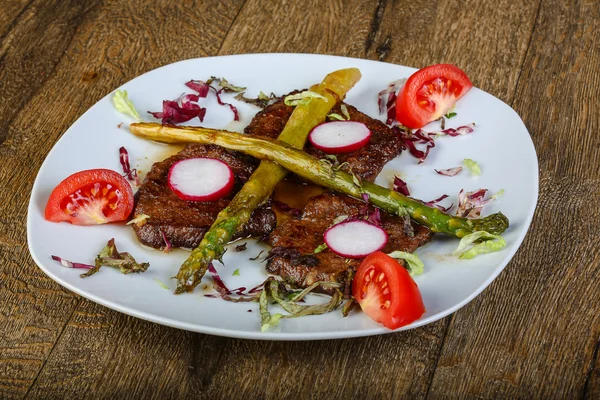 Smakelijke biefstuk met asperges — Stockfoto