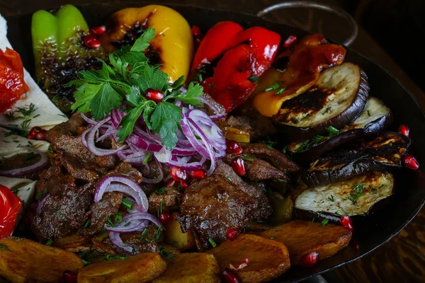 Kızarmış et ve sebze.