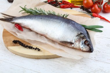 Soğan ve biberiye ile ringa balığı