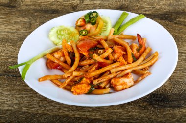 Deniz ürünleri ile baharatlı makarna