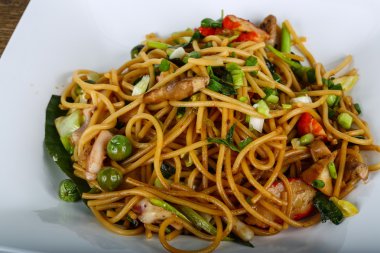 Deniz ürünleri ile Asya makarna