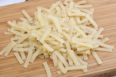 Pişmemiş makarna yığın