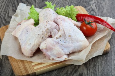 Çiğ tavuk kanadı.