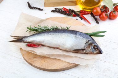 Soğan ve biberiye ile ringa balığı