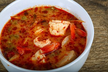 Geleneksel Tom yam çorbası