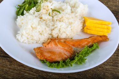 Kızarmış som balığı biftek