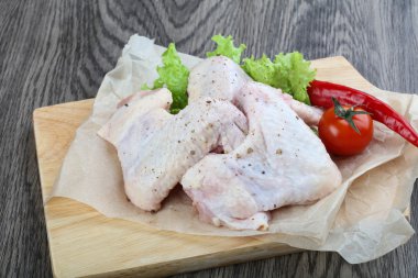 Çiğ tavuk kanadı.