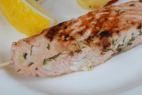 Spiedino di salmone al forno — Foto Stock