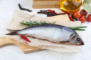 Soğan ve biberiye ile ringa balığı