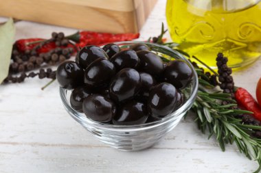 kabın içinde Siyah Zeytin 