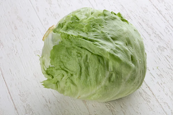 Свіжий стиглий салат Айсберг — стокове фото