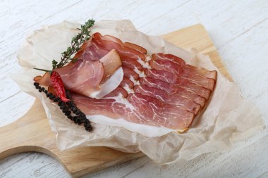 Jamon lezzetli dilimlenmiş