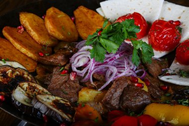 Kızarmış et ve sebze.