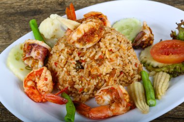 Kızarmış pilav ve deniz ürünleri.