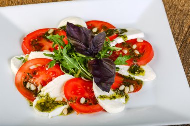 geleneksel caprese salatası