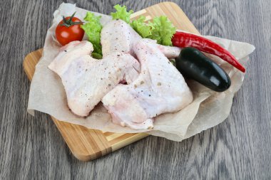 Çiğ tavuk kanadı.