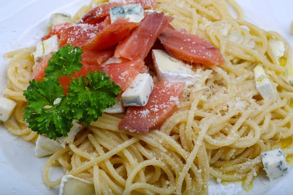 somon ve peynirli makarna