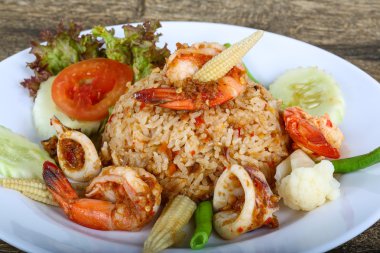 Kızarmış pilav ve deniz ürünleri.