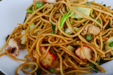 Deniz ürünleri ile Asya makarna