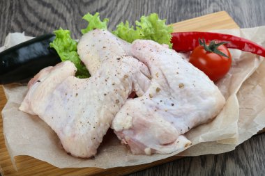 Çiğ tavuk kanadı.