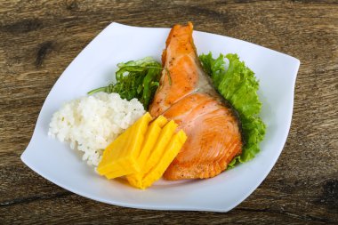 Kızarmış som balığı biftek