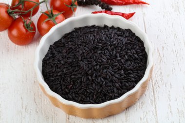 Ham siyah yabani pirinç