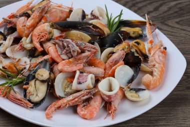 Deniz ürünleri yemek için kokteyl hazır