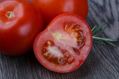 Taze olgun domatesler