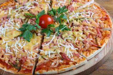 ev yapımı İtalyan pizza