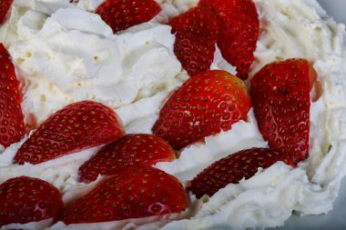 Kremalı taze çilek.