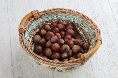 Olgun fındık sepeti