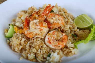 Kızarmış pirinç ve karides.