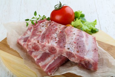 Çiğ domuz kaburgası