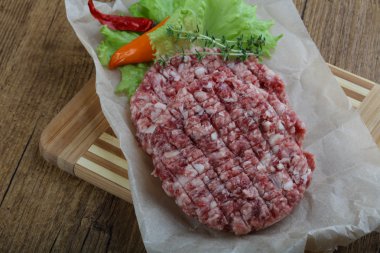 Çiğ burger pirzola