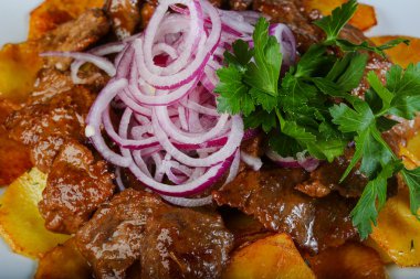 patates ile kavrulmuş et